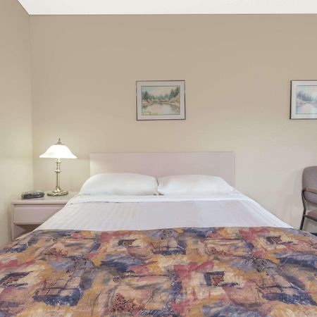 Hotel Super 8 By Wyndham Golden Exteriér fotografie