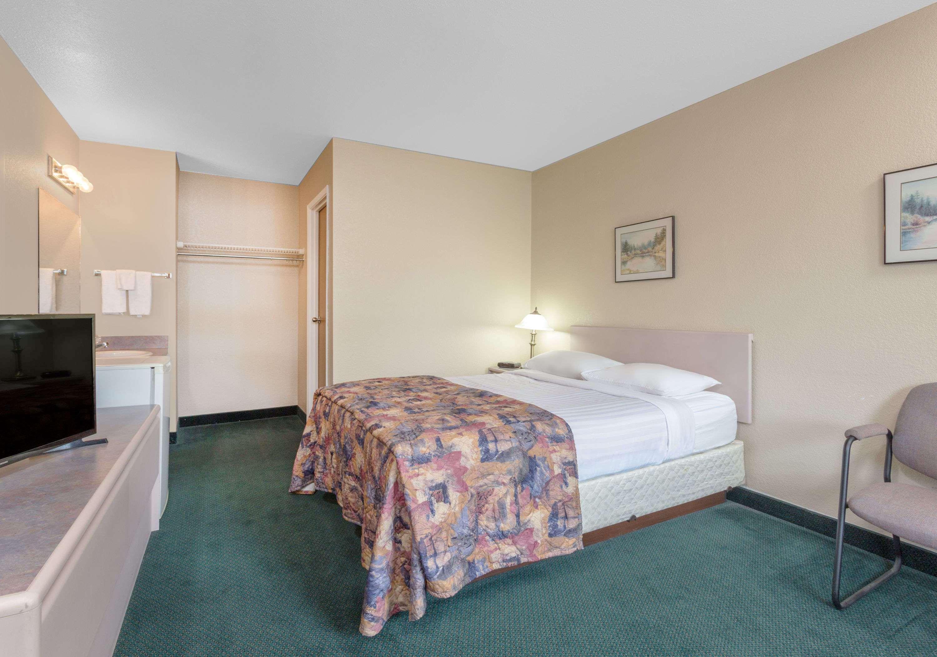 Hotel Super 8 By Wyndham Golden Exteriér fotografie
