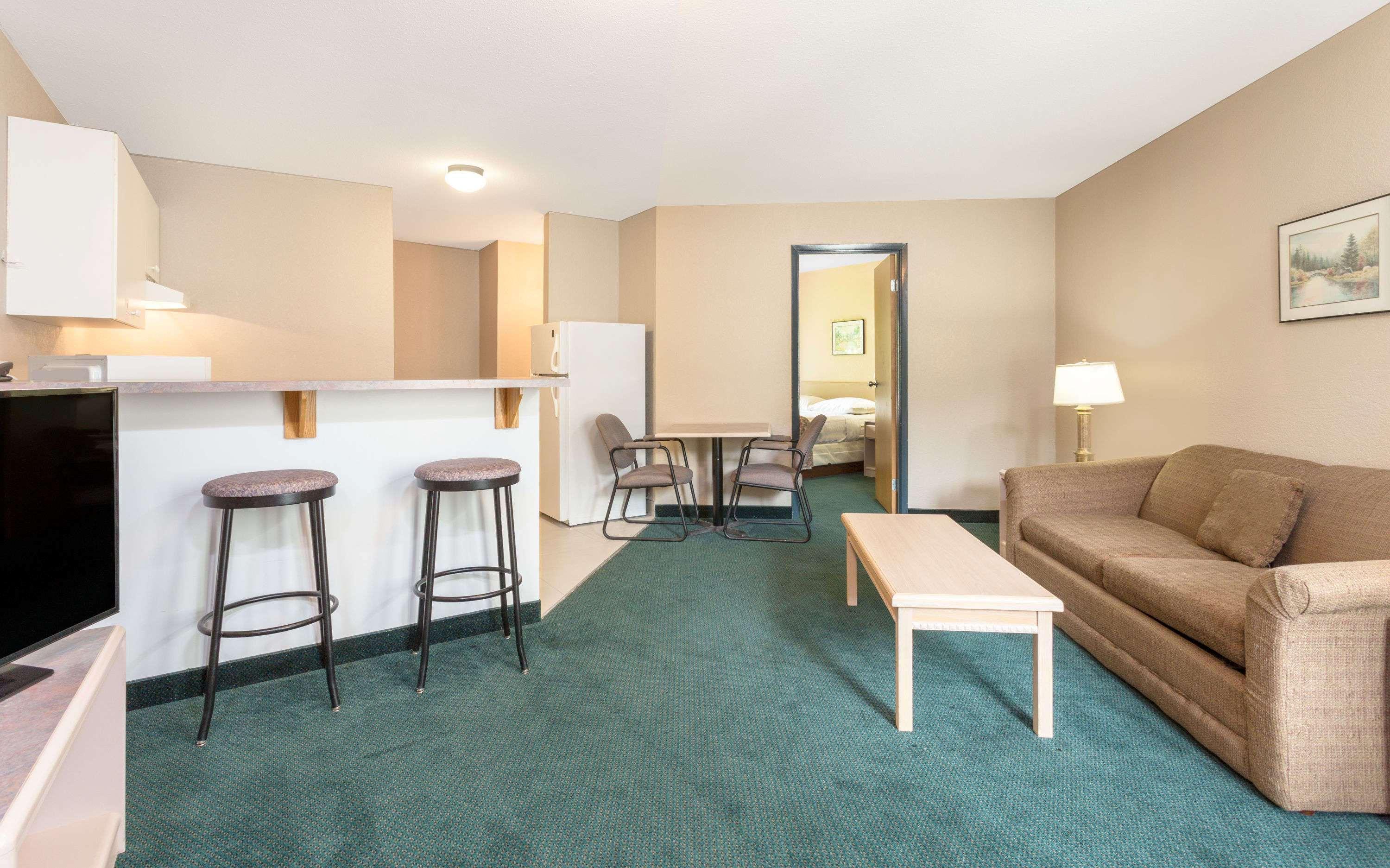 Hotel Super 8 By Wyndham Golden Exteriér fotografie