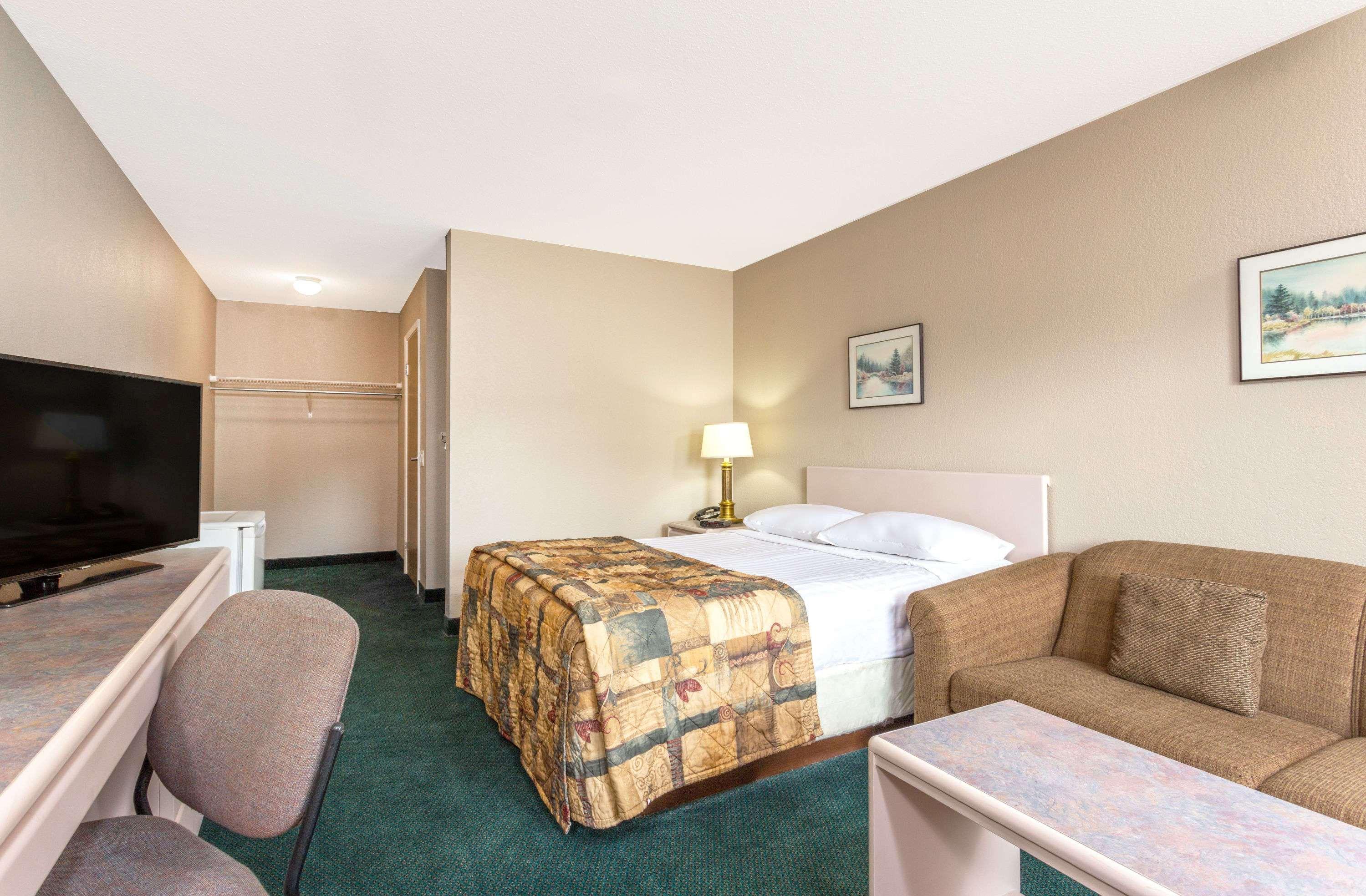 Hotel Super 8 By Wyndham Golden Exteriér fotografie