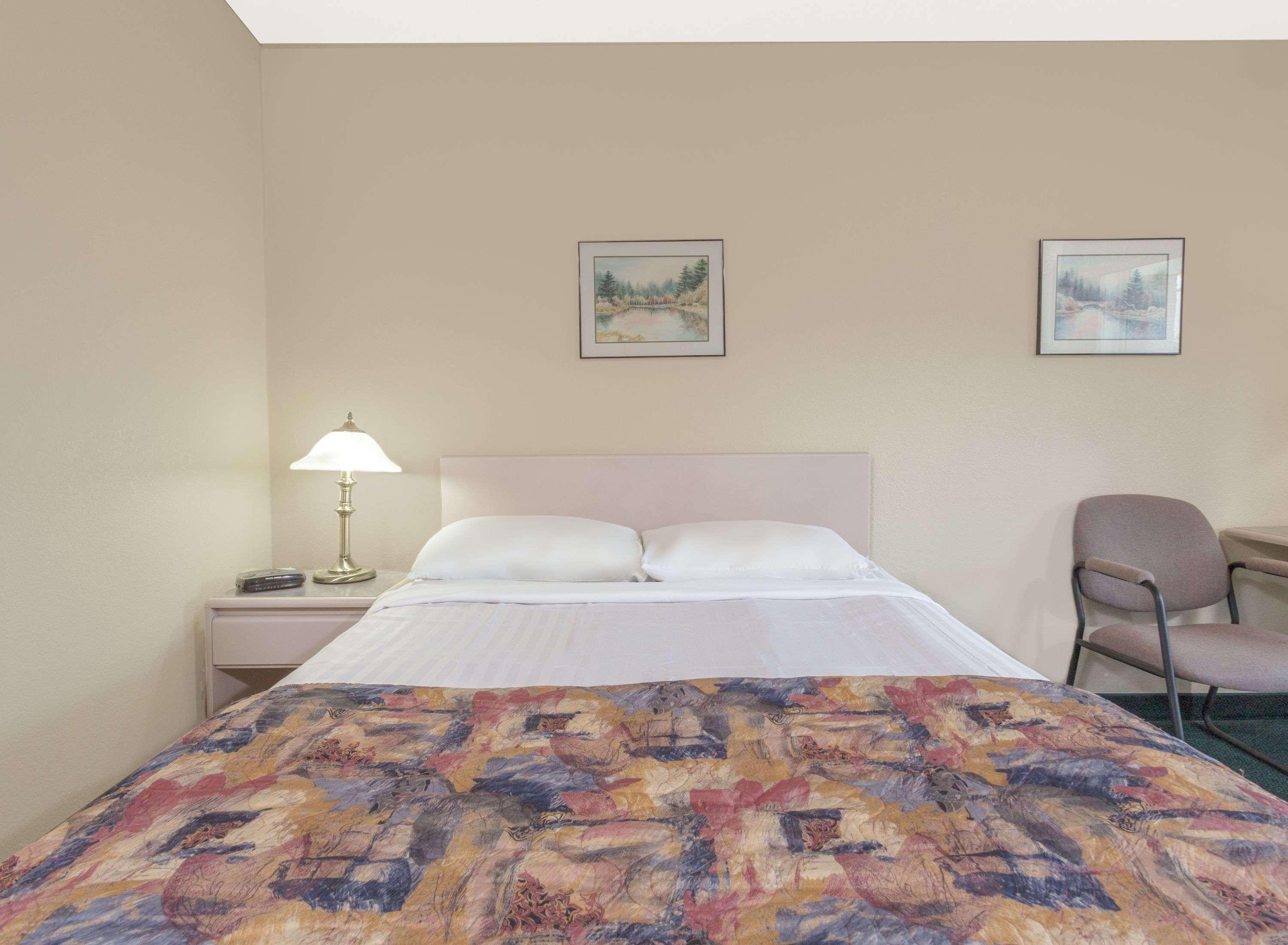 Hotel Super 8 By Wyndham Golden Exteriér fotografie