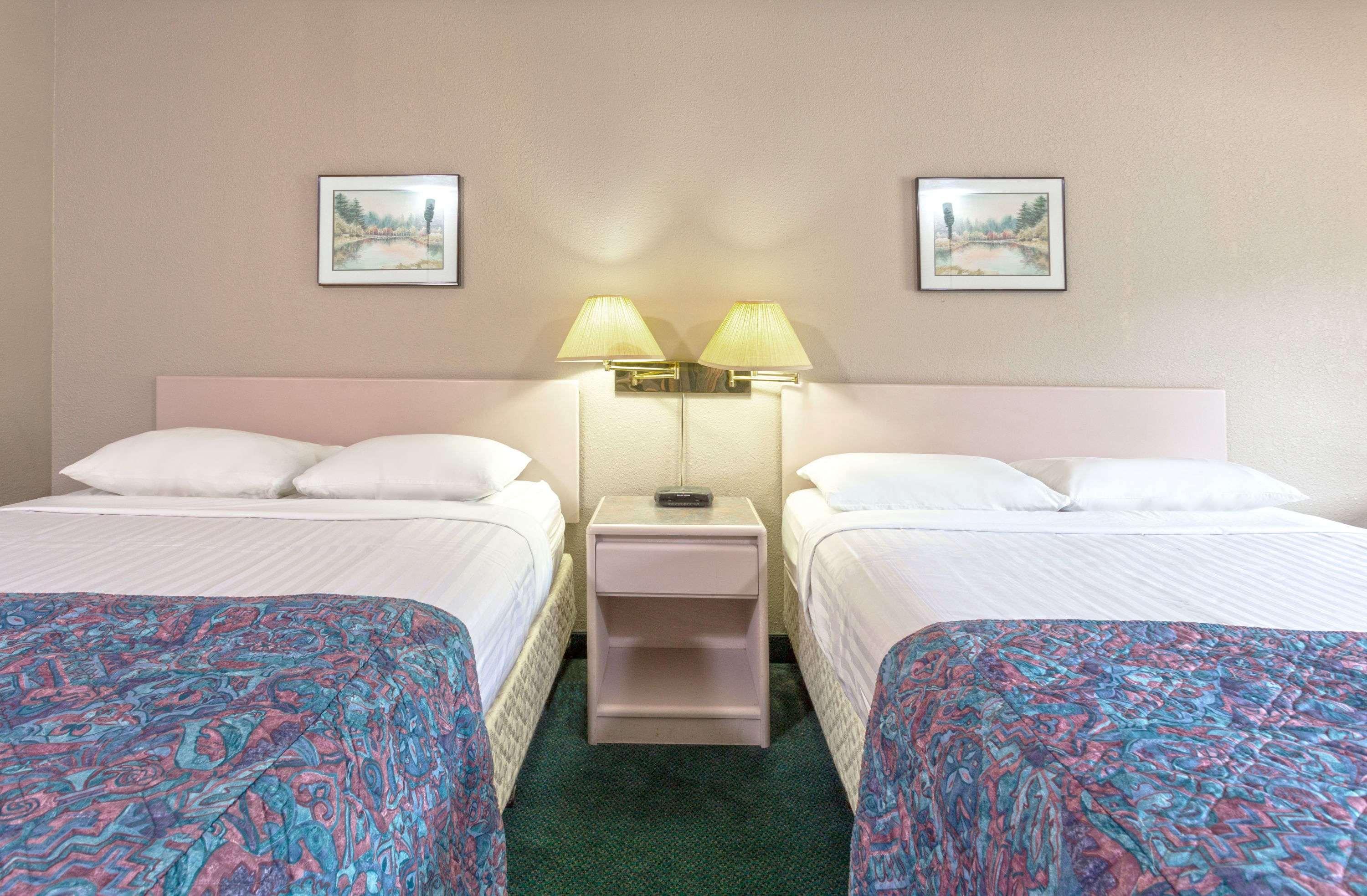 Hotel Super 8 By Wyndham Golden Exteriér fotografie