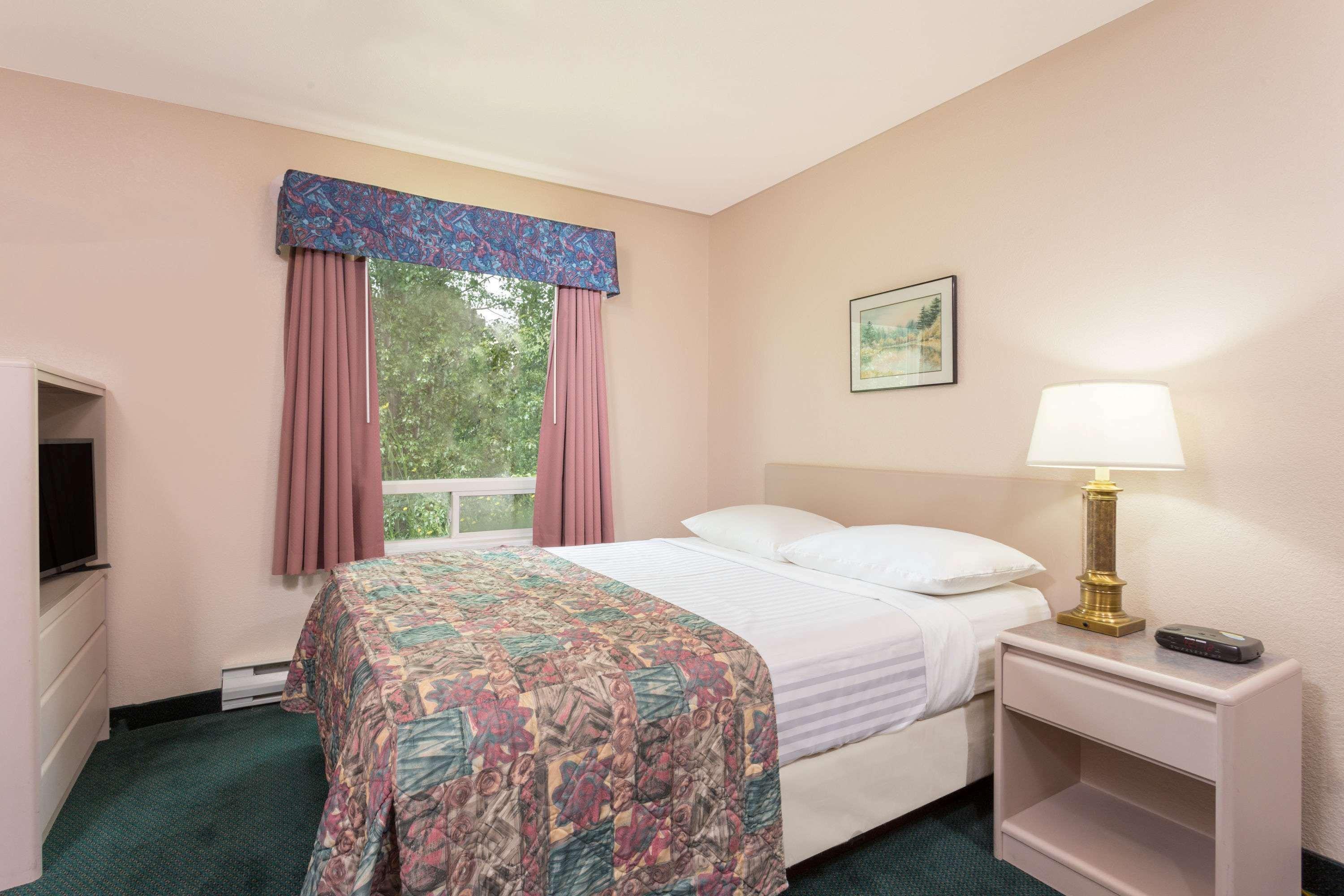 Hotel Super 8 By Wyndham Golden Exteriér fotografie
